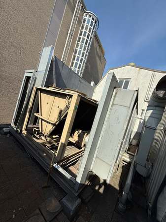 Installatie deels gedemonteerd
