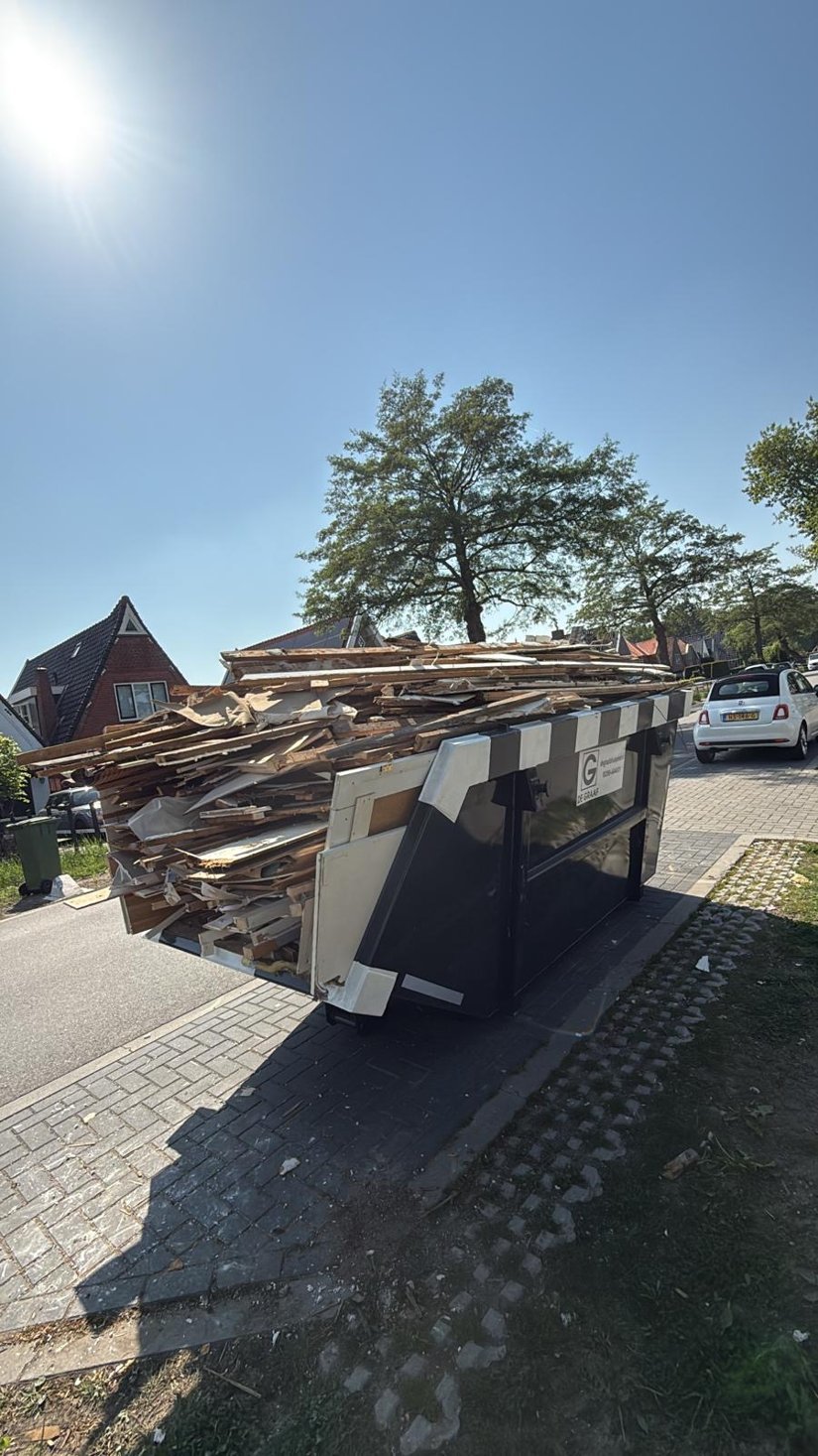 Volle afvalcontainer met sloopafval