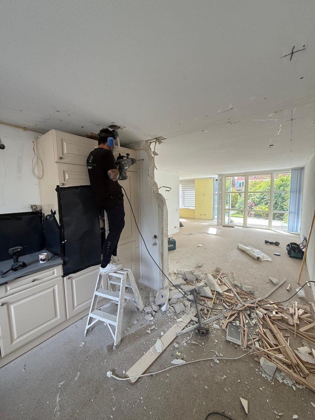 Muur doorbreken in woonkamer