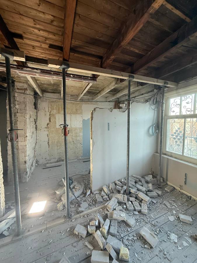 Renovatiesloop, gestripte ruimte met steigerwerk