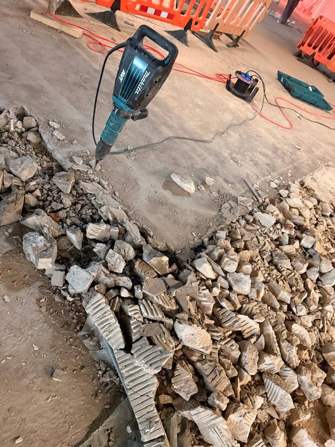 Betonvloer opbreken met sloophamer